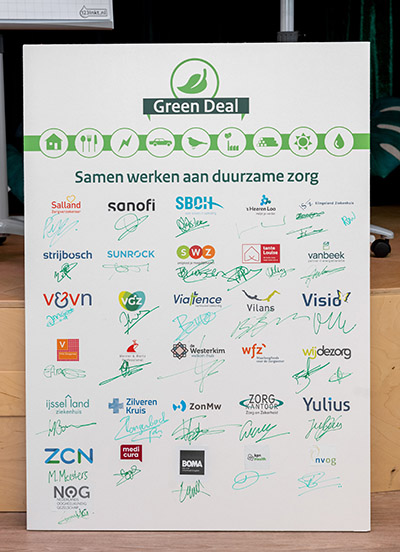 panneau avec signatures lors de la signature de la Green Deal Duurzame Zorg 3.0