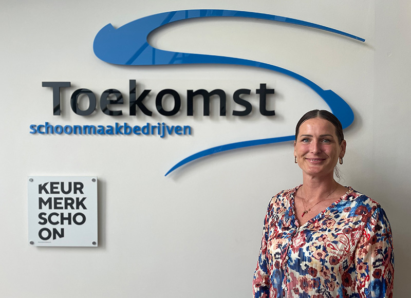 Judith Smulders naast het logo van Toekomst Schoonmaakbedrijven