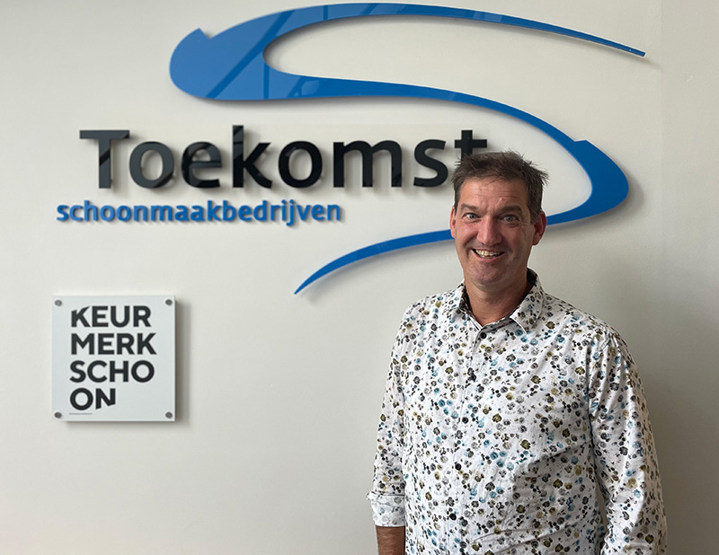 Tom Dissel naast een logo van Toekomst schoonmaakbedrijven