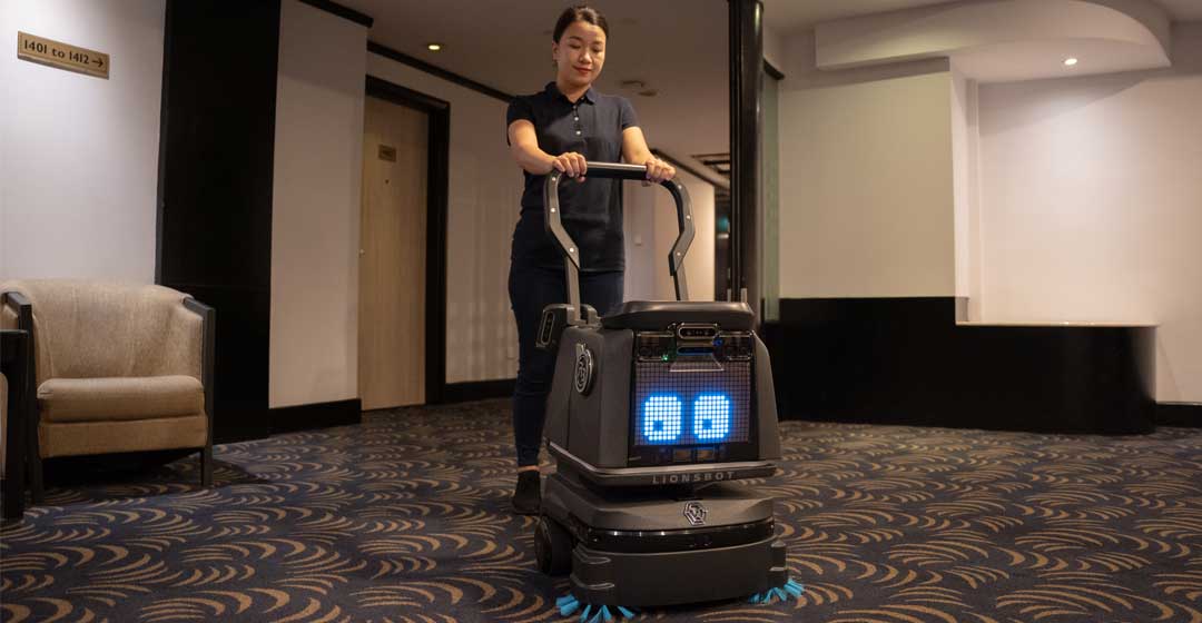schoonmaakster en de lionsbot R3
