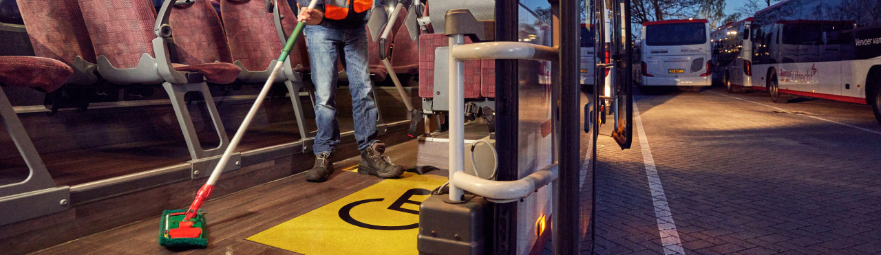 schoonmaak van het interieur van een stadsbus met probiotische reinigers