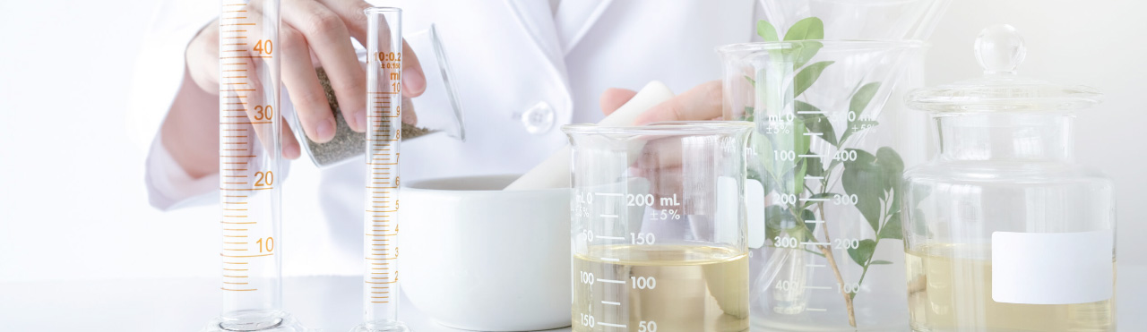 een laborant met diverse laboratoriummaterialen