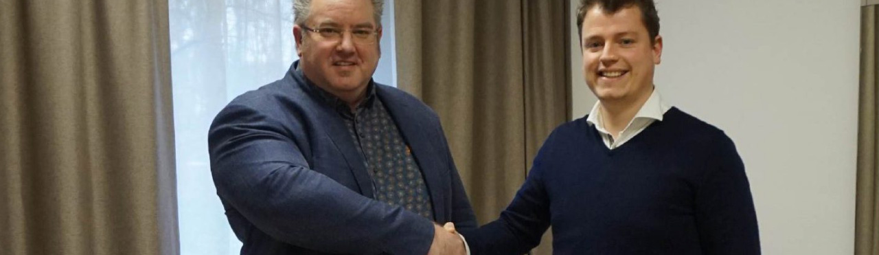 twee mannen geven elkaar een hand